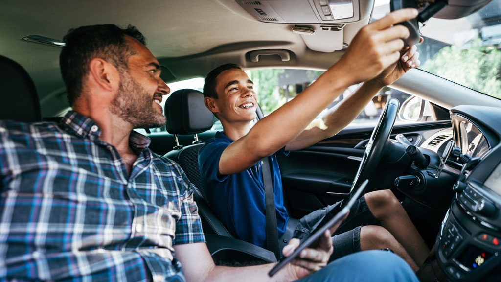 Jeune conducteur au volant avec parent côté passager pour accompagnement