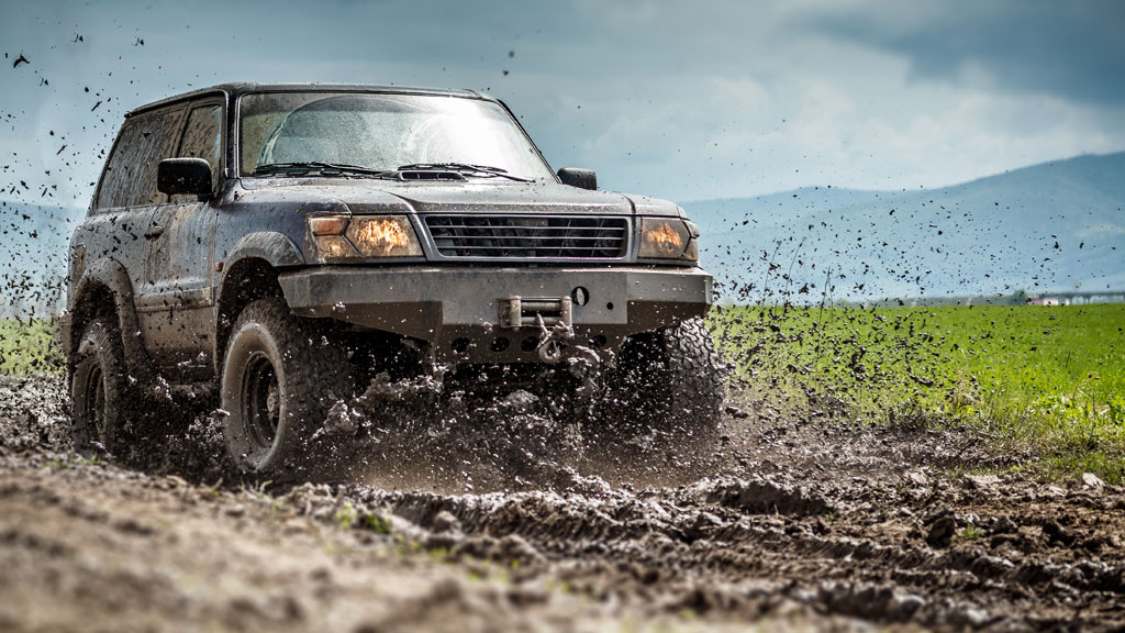Camion d'assistance intervenant sur chemin forestier pour dépanner un 4x4